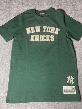 New Era New York Knicks x NY Yankees Dark Green Logo Select T-Shirt